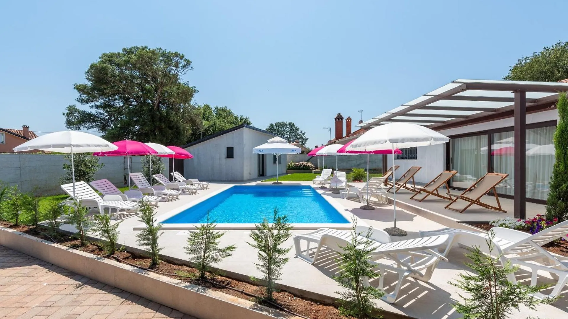 מלון פורץ Nino With Shared Pool בית הארחה