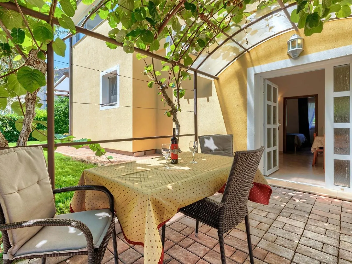 בית הארחה מלון פורץ Nino With Shared Pool